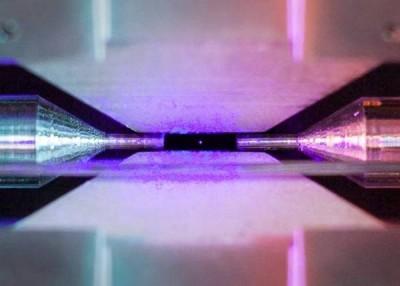 Британский физик зафиксировал обычной камерой отдельный атом