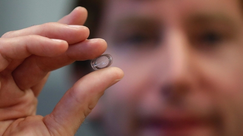 Google запатентовал «умные» контактные линзы