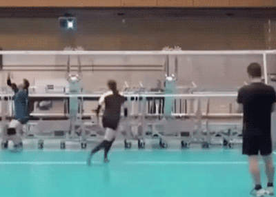 Японцы привлекли робота к тренировке волейболистов