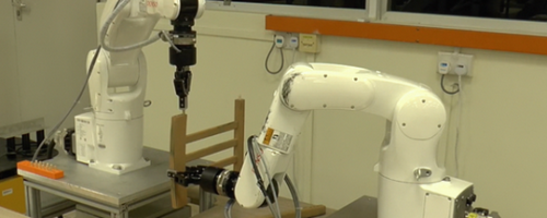Робот-манипулятор собирал простой стул из ikea
