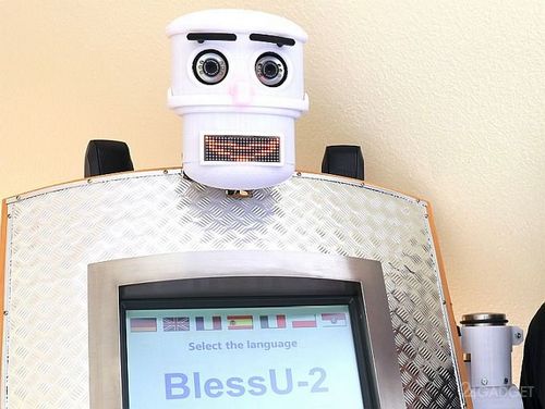Робот-священник blessu-2 (5 фото + видео)