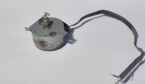 Вечный фонарик с зарядкой телефона из шагового двигателя